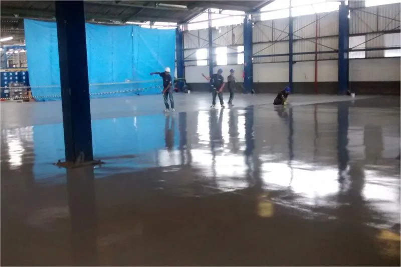 Equipe Biopiso executando preparação e aplicação de piso industrial